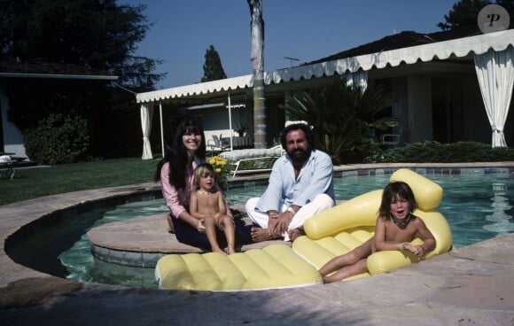 De gauche à droite : Cédric et Alexandre aux côtés de leurs parents, Richard Anthony et Sabine en septembre 1980.