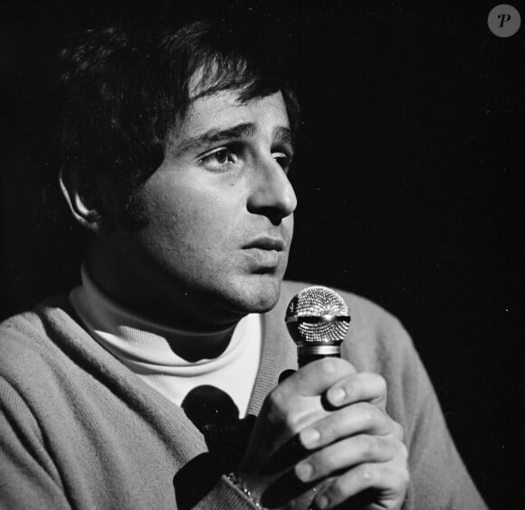 Richard Anthony à Paris, sur le plateau de l'émission "Le palmarès des chansons" en 1968.