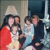 Johnny Hallyday aux côtés de Richard Anthony et sa famille en décembre 1981. 