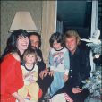  Johnny Hallyday aux c&ocirc;t&eacute;s de Richard Anthony et sa famille en d&eacute;cembre 1981.&nbsp; 