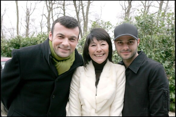 Sabine Anthony entouré de ses fils Xavier et Cédric, lors de la journée de soutien pour l'association Cheval dire à la petite ferme de Millemont le 26 février 2006