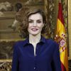 La reine Letizia d'Espagne jouait encore avec sa coiffure pour accueillir avec son époux le roi Felipe VI, le 11 mai 2015, au palais royal le nouveau président italien Sergio Mattarella à l'occasion de sa première visite en Espagne.