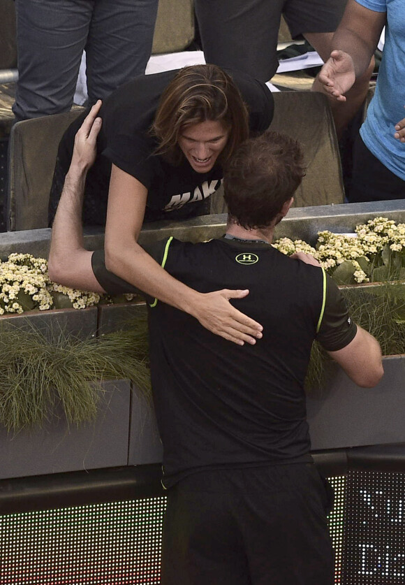 Amélie Mauresmo enceinte félicite Andy Murray après sa victoire sur Rafael Nadal lors de la finale du Masters 1000 de Madrid le 10 mai 2015