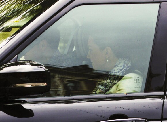 Kate Middleton et le prince William lors de leur départ du palais de Kensington à Londres le 6 mai 2015 avec leurs enfants le prince George et la princesse Charlotte pour se rendre dans leur maison de campagne, Anmer Hall, à Sandringham.