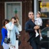 Robbie Williams avec sa femme Ayda et sa fille Theodora à Beverly Hills, Los Angeles, le 10 février 2015