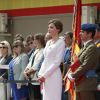 La reine Letizia d'Espagne présidait le 13 mai 2015 la cérémonie de remise du drapeau à la 11e section de la Garde civile espagnole, à Vitoria-Gasteiz. Pour l'occasion, l'épouse du roi Felipe VI a fait souffler un vent de modernité en remettant son ensemble blanc du couronnement plutôt que la dentelle noire et la mantille traditionnellement utilisées.