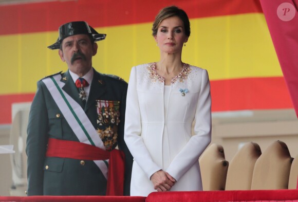 La reine Letizia d'Espagne présidait le 13 mai 2015 la cérémonie de remise du drapeau à la 11e section de la Garde civile espagnole, à Vitoria-Gasteiz. Pour l'occasion, l'épouse du roi Felipe VI a fait souffler un vent de modernité en remettant son ensemble blanc du couronnement plutôt que la dentelle noire et la mantille traditionnellement utilisées.
