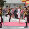 La reine Letizia d'Espagne présidait le 13 mai 2015 la cérémonie de remise du drapeau à la 11e section de la Garde civile espagnole, à Vitoria-Gasteiz. Pour l'occasion, l'épouse du roi Felipe VI a fait souffler un vent de modernité en remettant son ensemble blanc du couronnement plutôt que la dentelle noire et la mantille traditionnellement utilisées.
