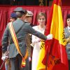 Letizia d'Espagne présidait le 13 mai 2015 la cérémonie de remise du drapeau à la 11e section de la Garde civile espagnole, à Vitoria-Gasteiz. Pour l'occasion, l'épouse du roi Felipe VI a fait souffler un vent de modernité en remettant son ensemble blanc du couronnement plutôt que la dentelle noire et la mantille traditionnellement utilisées.