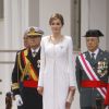Letizia d'Espagne présidait le 13 mai 2015 la cérémonie de remise du drapeau à la 11e section de la Garde civile espagnole, à Vitoria-Gasteiz. Pour l'occasion, l'épouse du roi Felipe VI a fait souffler un vent de modernité en remettant son ensemble blanc du couronnement plutôt que la dentelle noire et la mantille traditionnellement utilisées.