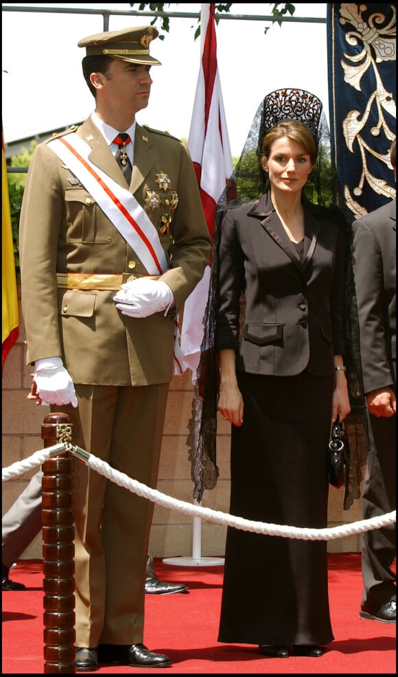 Felipe et Letizia d'Espagne en juin 2005 lors d'une remise de drapeau à la Garde civile