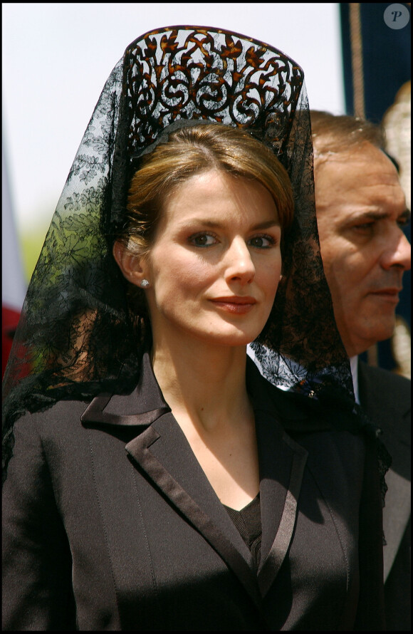 Letizia d'Espagne, alors princesse des Asturies, lors d'une remise de drapeau à la Garde civile en juin 2005