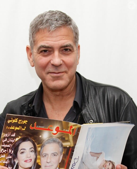 George Clooney qui tient un magazine où il est en couverture avec sa femme Amal Alamuddin Clooney - conférence de presse pour le film "Tomorrowland". Le 8 mai 2015 au Montage Hotel, à Beverly Hills.   