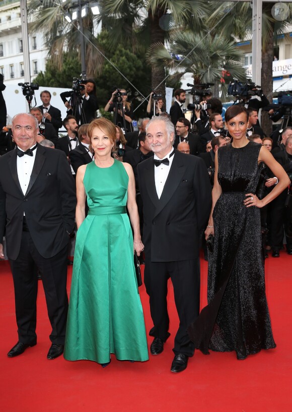 Guest, Nathalie Baye, Jacques Attali et Sonia Rolland (robe Rabih Kayrouz) - Montée des marches du film "Irrational Man" (L'homme irrationnel) lors du 68e Festival International du Film de Cannes, à Cannes le 15 mai 2015.