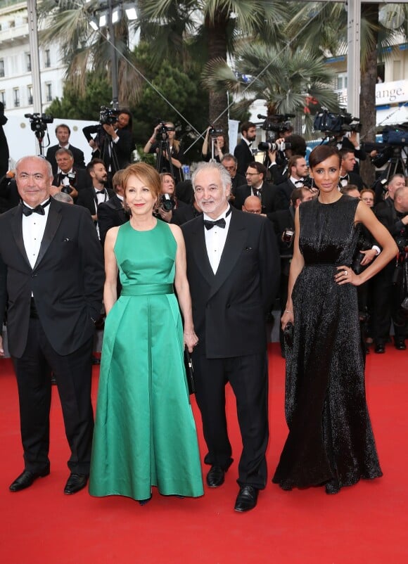 Nathalie Baye, Jacques Attali et Sonia Rolland (robe Rabih Kayrouz) - Montée des marches du film "Irrational Man" (L'homme irrationnel) lors du 68e Festival International du Film de Cannes, à Cannes le 15 mai 2015
