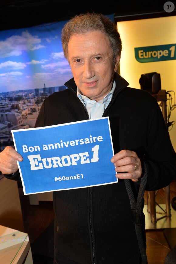 Exclusif - Michel Drucker - Les journalistes et chroniqueurs souhaitent un bon anniversaire à Europe 1 à l'occasion de la journée spéciale des 60 ans de la radio à Paris. Le 4 février 2015.