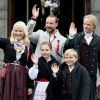 La princesse Mette-Marit, le prince Haakon, leurs enfants la princesse Ingrid Alexandra, le prince Sverre Magnus et le grand Marius Borg se sont présentés de bon matin sur le perron de leur résidence de Skaugum pour célébrer la Fête nationale, le 17 mai 2015 à Oslo