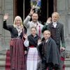 La princesse Mette-Marit, le prince Haakon, leurs enfants la princesse Ingrid Alexandra, le prince Sverre Magnus et le grand Marius Borg, et leurs chiens Milly Kakao et Muffin Krakebolle se sont présentés de bon matin sur le perron de leur résidence de Skaugum pour célébrer la Fête nationale, le 17 mai 2015 à Oslo