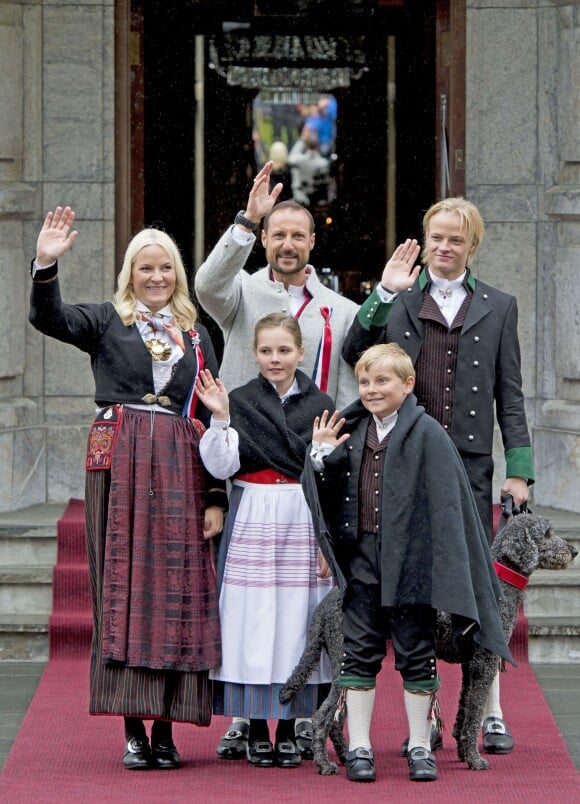 La princesse Mette-Marit, le prince Haakon, leurs enfants la princesse Ingrid Alexandra, le prince Sverre Magnus et le grand Marius Borg, et leurs chiens Milly Kakao et Muffin Krakebolle se sont présentés de bon matin sur le perron de leur résidence de Skaugum pour célébrer la Fête nationale, le 17 mai 2015 à Oslo