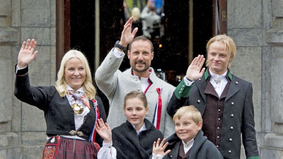 Famille royale de Norvège : Bâillements et câlins pour la Fête nationale 2015