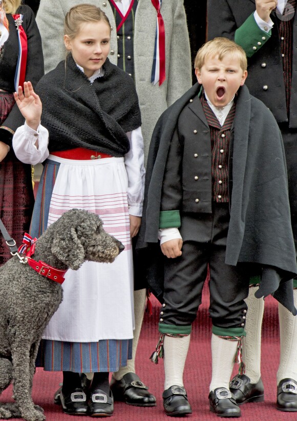 Sverre Magnus aurait bien dormi un peu plus... La princesse Mette-Marit, le prince Haakon, leurs enfants la princesse Ingrid Alexandra, le prince Sverre Magnus et le grand Marius Borg se sont présentés de bon matin sur le perron de leur résidence de Skaugum pour célébrer la Fête nationale, le 17 mai 2015 à Oslo