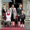 La princesse Mette-Marit, le prince Haakon, leurs enfants la princesse Ingrid Alexandra, le prince Sverre Magnus et le grand Marius Borg, et leurs chiens Milly Kakao et Muffin Krakebolle se sont présentés de bon matin sur le perron de leur résidence de Skaugum pour célébrer la Fête nationale, le 17 mai 2015 à Oslo