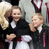 La princesse Mette-Marit complice avec ses enfants la princesse Ingrid Alexandra et le prince Sverre Magnus sur le perron de leur résidence de Skaugum pour célébrer la Fête nationale, le 17 mai 2015 à Oslo