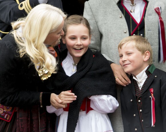 La princesse Mette-Marit complice avec ses enfants la princesse Ingrid Alexandra et le prince Sverre Magnus sur le perron de leur résidence de Skaugum pour célébrer la Fête nationale, le 17 mai 2015 à Oslo