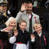 Quelle ambiance ! La princesse Mette-Marit, le prince Haakon, leurs enfants la princesse Ingrid Alexandra, le prince Sverre Magnus et le grand Marius Borg se sont présentés de bon matin sur le perron de leur résidence de Skaugum pour célébrer la Fête nationale, le 17 mai 2015 à Oslo