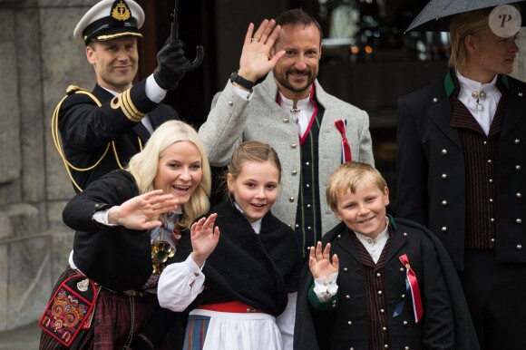 Quelle ambiance ! La princesse Mette-Marit, le prince Haakon, leurs enfants la princesse Ingrid Alexandra, le prince Sverre Magnus et le grand Marius Borg se sont présentés de bon matin sur le perron de leur résidence de Skaugum pour célébrer la Fête nationale, le 17 mai 2015 à Oslo