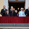 Le prince Haakon de Norvège, le prince Sverre Magnus, la princesse Mette-Marit, la princesse Ingrid Alexandra, la reine Sonja et le roi Harald V au balcon du palais royal à Oslo lors de la Fête nationale le 17 mai 2015.