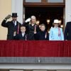 Le prince Haakon de Norvège, le prince Sverre Magnus, la princesse Mette-Marit, la princesse Ingrid Alexandra, la reine Sonja et le roi Harald V au balcon du palais royal à Oslo lors de la Fête nationale le 17 mai 2015.