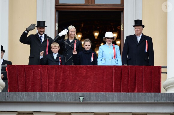 Le prince Haakon de Norvège, le prince Sverre Magnus, la princesse Mette-Marit, la princesse Ingrid Alexandra, la reine Sonja et le roi Harald V au balcon du palais royal à Oslo lors de la Fête nationale le 17 mai 2015.