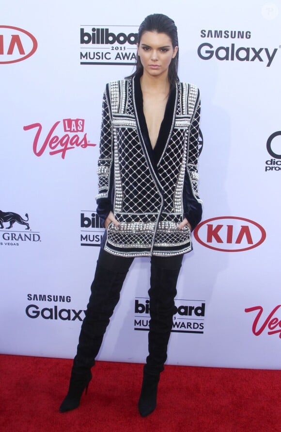 Kendall Jenner, habillée d'une veste et de bottes Balmain pour H&M, assiste aux Billboard Music Awards 2015 au MGM Grand Garden Arena. Las Vegas, le 17 mai 2015.