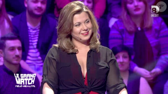 Giuseppe s'en prend au physique de son ex-compagne Cindy Lopes dans l'émission Le Grand match de la télé-réalité sur D8. Cette dernière garde le sourire. Le 16 mai 2015.
