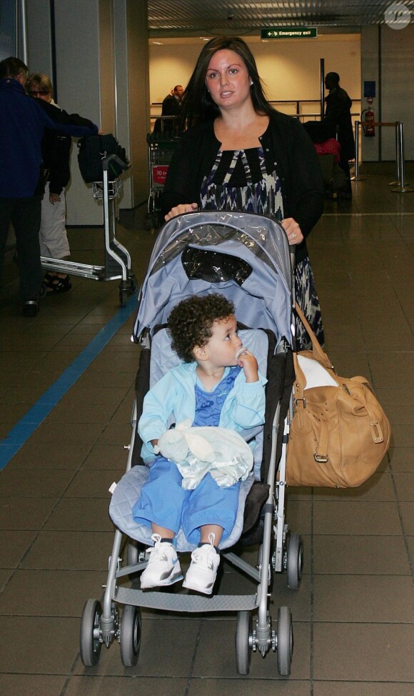 Madame Rio Ferdinand, Rebecca, avec leur fils Lorenz, et enceinte de Tate, à l'aéroport de Manchester le 20 mai 2008