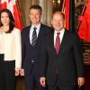 La princesse Mary et le prince Frederik de Danemark accueillis à l'Hôtel de Ville de Hambourg par le maire Olaf Scholz en visite officielle en Allemagne le 19 mai 2015