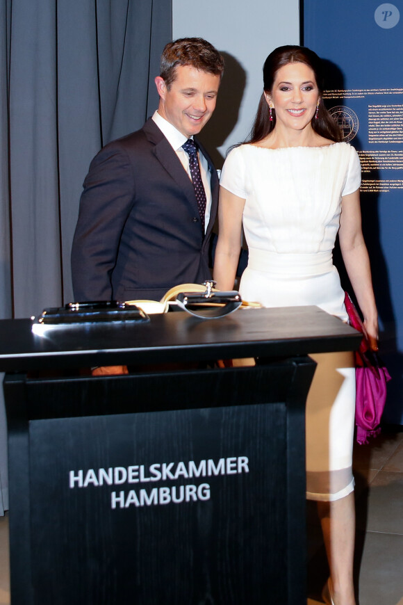 La princesse Mary et le prince Frederik de Danemark ont achevé la première journée de leur visite officielle en Allemagne, le 19 mai 2015, par un dîner officiel à la Chambre de Commerce de Hambourg