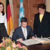Le prince Frederik et la princesse Mary de Danemark ont visité le Parlement de Bavière à Munich le 20 mai 2015 et ont signé le livre d'or