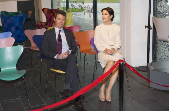 Le prince Frederik et la princesse Mary de Danemark visitent le concept store Fritz Hansen à Munich, lors de leur voyage officiel en Allemagne le 21 mai 2015