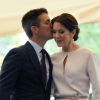 Le prince Frederik de Danemark embrasse sa femme la princesse Mary à leur arrivée à une exposition de mobilier design d'Arne Jacobsen le 21 mai 2015 à Munich, dans le cadre de leur visite officielle en Allemagne.