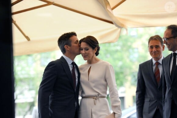 Le prince Frederik de Danemark embrasse sa femme la princesse Mary à leur arrivée à une exposition de mobilier design d'Arne Jacobsen le 21 mai 2015 à Munich, dans le cadre de leur visite officielle en Allemagne.
