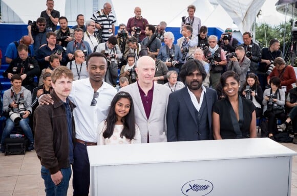 Vincent Rottiers, Marc Zinga, Kalieaswari Srinivasan, Jacques Audiard, Claudine Vinasithamby, Jesuthasan Antonythasan - Photocall du film "Dheepan" lors du 68e Festival international du film de Cannes le 21 mai 2015. 