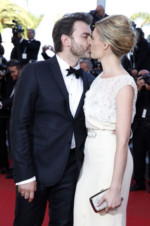 Clovis Cornillac et sa femme Lilou Fogli très amoureux lors de la montée des marches du film "Inside Out" (Vice-Versa) lors du 68e Festival International du Film de Cannes, le 18 mai 2015.