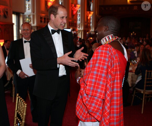 Le prince William et Tom Lalampa, récompensé par un Tusk Trust Award, lors du gala pour les 25 ans du Tusk Trust à Windsor le 21 mai 2015