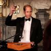 Le duc de Cambridge porte un toast lors du gala pour les 25 ans du Tusk Trust à Windsor le 21 mai 2015