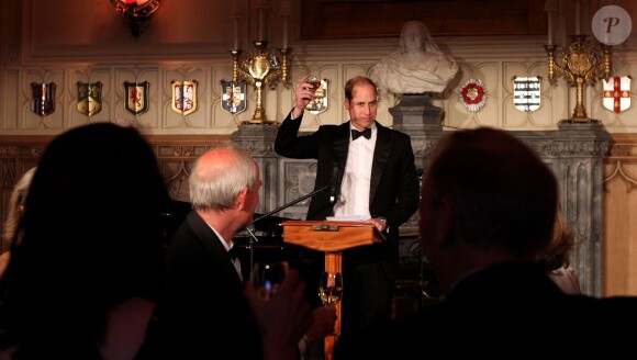 Le duc de Cambridge porte un toast lors du gala pour les 25 ans du Tusk Trust à Windsor le 21 mai 2015