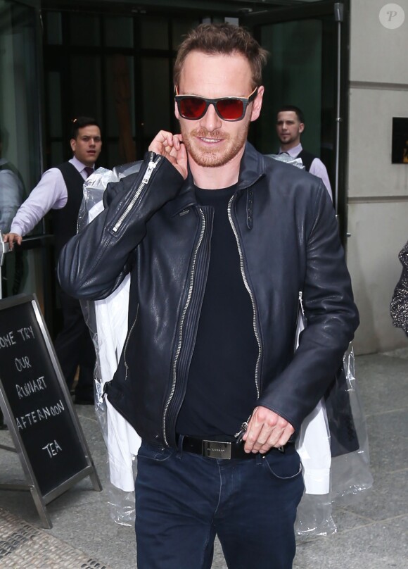 Michael Fassbender à la sortie de son hôtel à New York, le 7 août 2014.