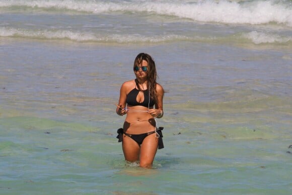 Le mannequin Keleigh Sperry (petite amie de l'acteur Miles Teller) se baigne sur une plage de Miami. Le 19 mai 2015.