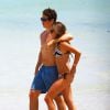 Miles Teller et sa petite amie Keleigh Sperry se promènent, main dans la main, sur une plage à Miami, le 17 mai 2015.